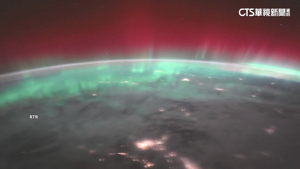 國際太空站飛掠地球軌道　拍到大片北極光