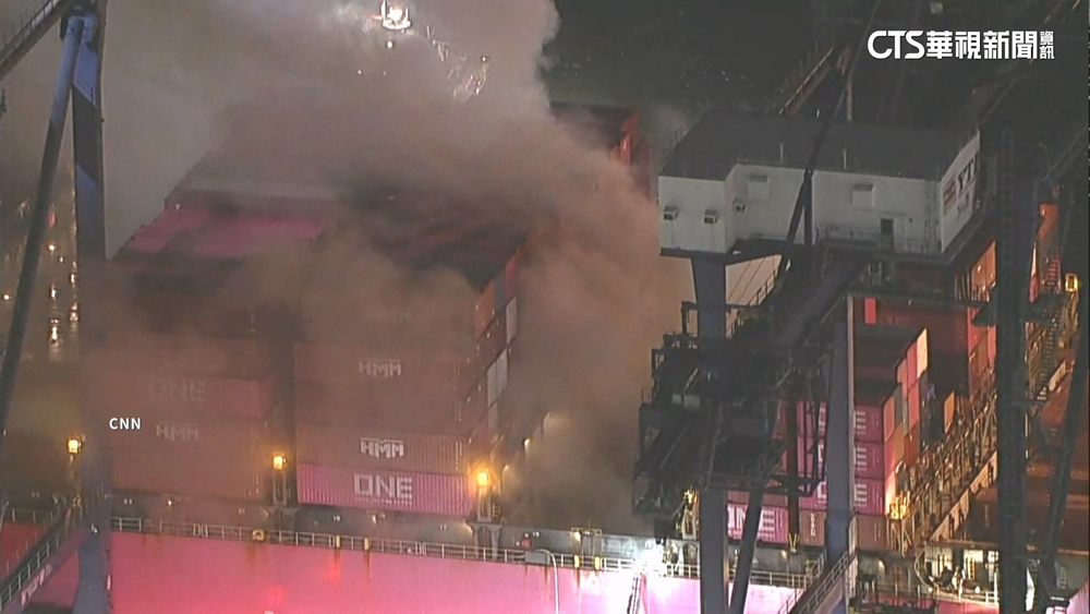 爆炸聲不斷傳出！洛杉磯港口貨輪起火　船上23人撤離