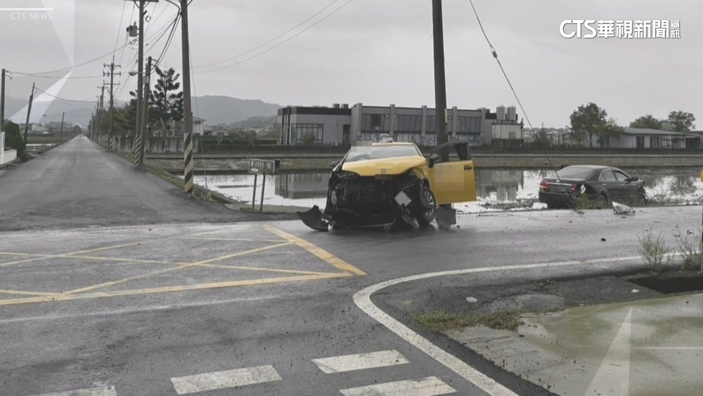 路口未減速猛撞　轎車「犁田」.小黃卡溝3傷