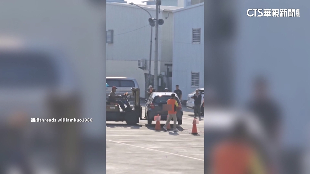 找無人！車停廟埕阻廟會進行　廟方找堆高機「鏟」車