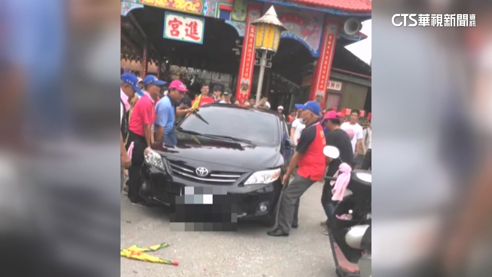 廟會車輛擋道應變方法多　民眾人肉千斤頂.堆高機抬車