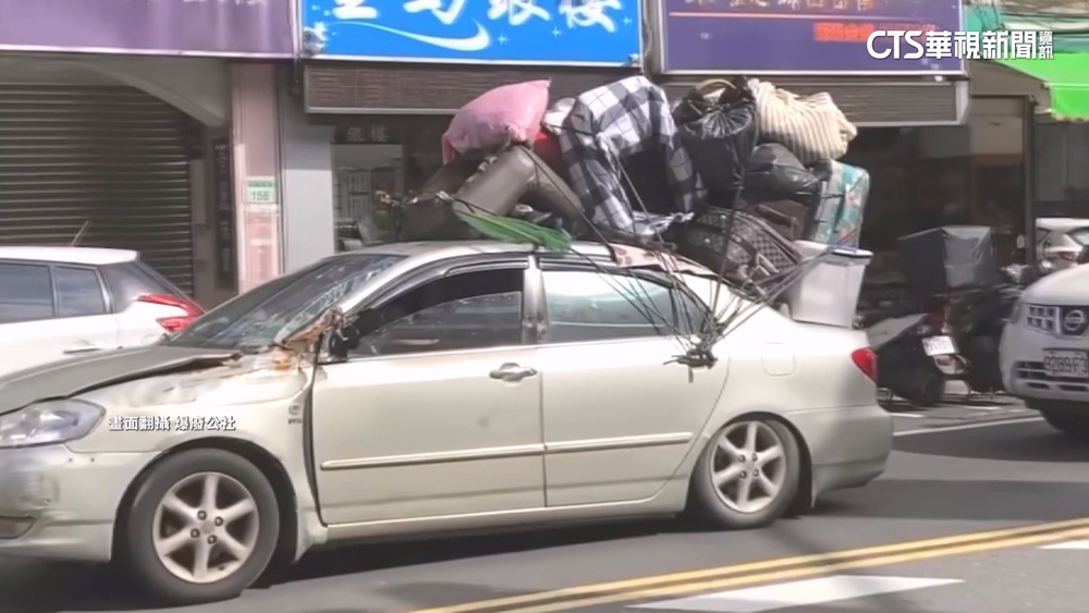 桃園街頭驚見「汽車版移動城堡」載滿雜物　網熱議