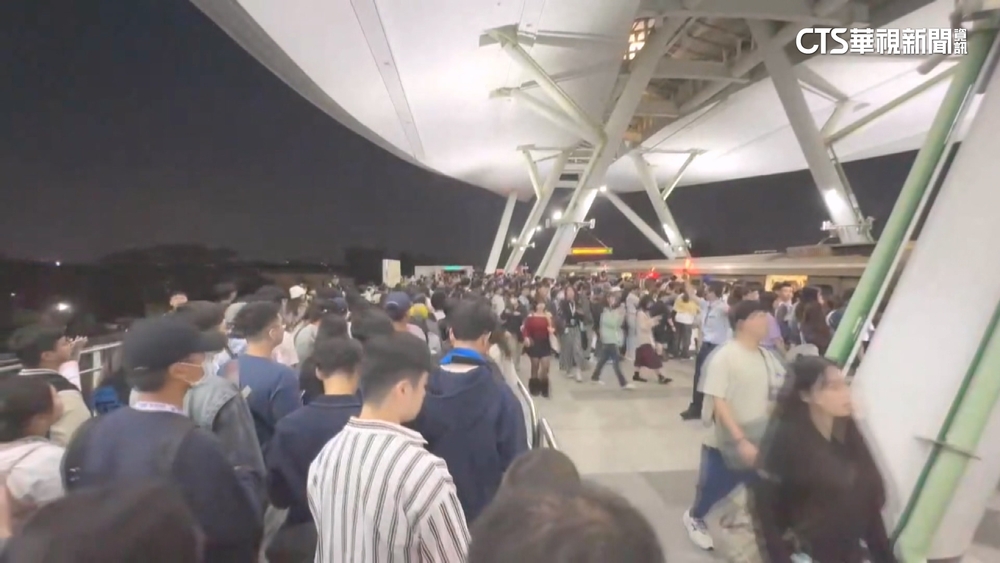 朝聖TWICE！6.8萬粉絲散場　高雄世運捷運站人潮爆