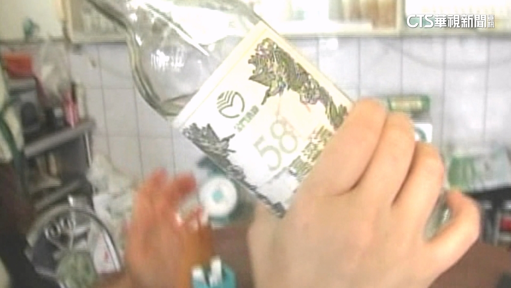 與男友吵架狂灌600cc高粱酒　女倒臥超商送醫