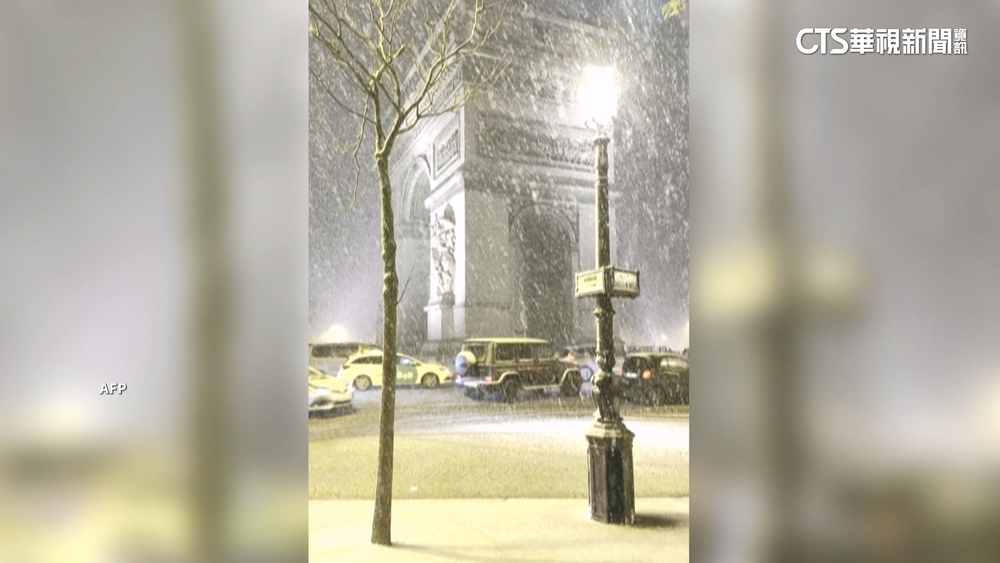 濃濃耶誕氛圍！巴黎飄鵝毛大雪　民眾戲雪享樂