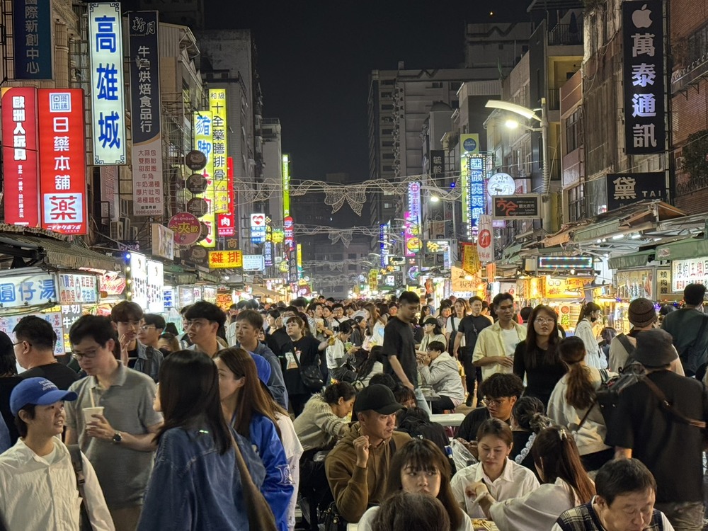 TWICE、伍佰高雄開唱湧18萬人！估逾5億產值　攤商：忙到沒時間喝水