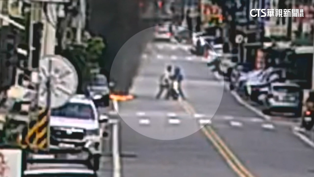 因跟母吵架！　男當街縱火.竄黑煙　騎士攔勸遭攻擊