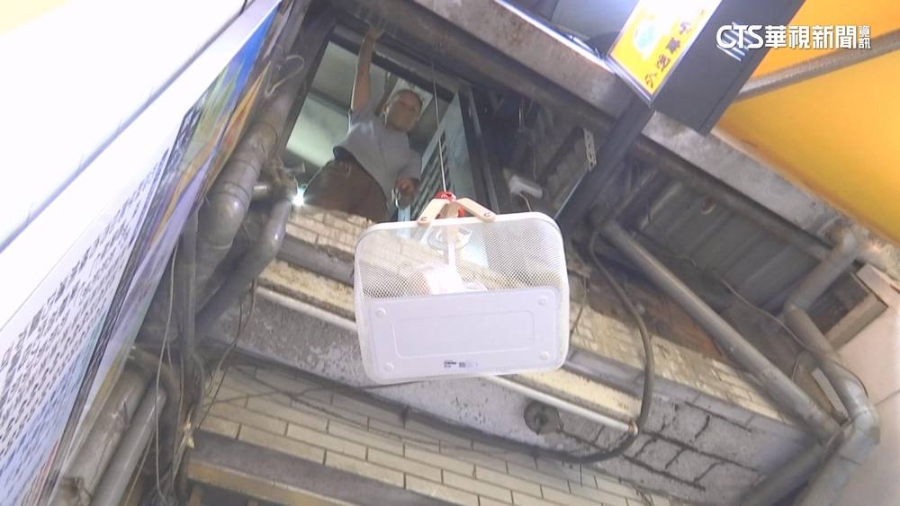 飲料從天而降！手搖店隱身公寓2樓　垂吊運送成五分埔奇景