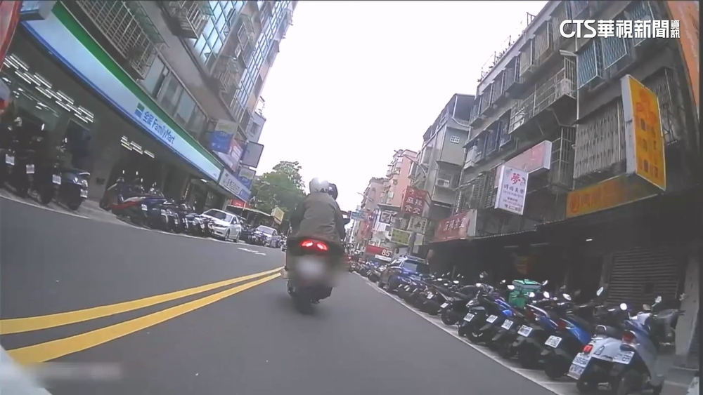 竊盜通緝犯拒檢狂飆400米自撞　遶境民眾合力壓制