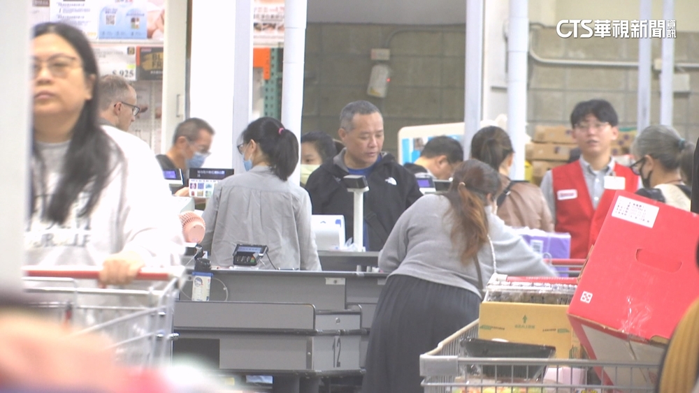 黑五開打！　民眾湧賣場血拚　警路邊圍拒馬防違停