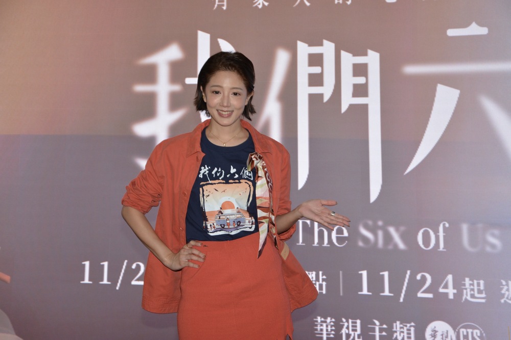 林秋伶(黃薇婷飾演)獨照