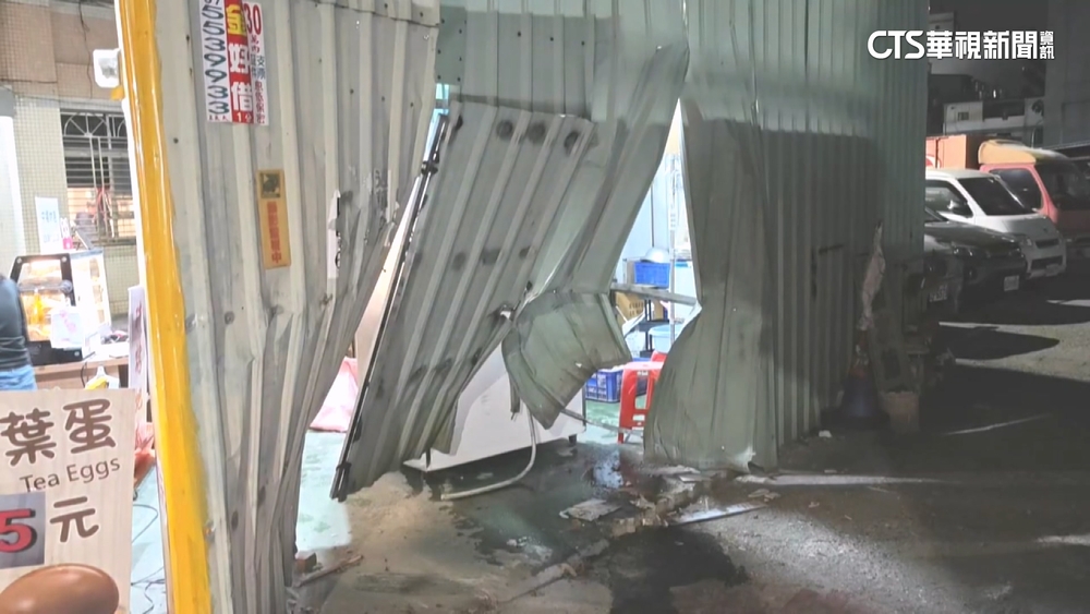 7旬駕駛開車撞進店家　鐵皮凹陷.店內東倒西歪
