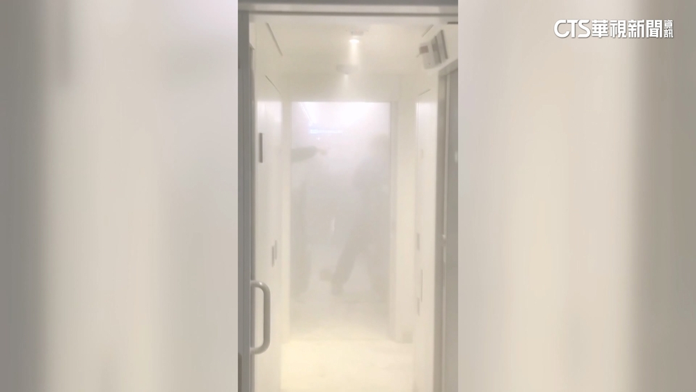 滅火器亂噴！　自強號車廂成「白雪世界」　警逮男子送辦