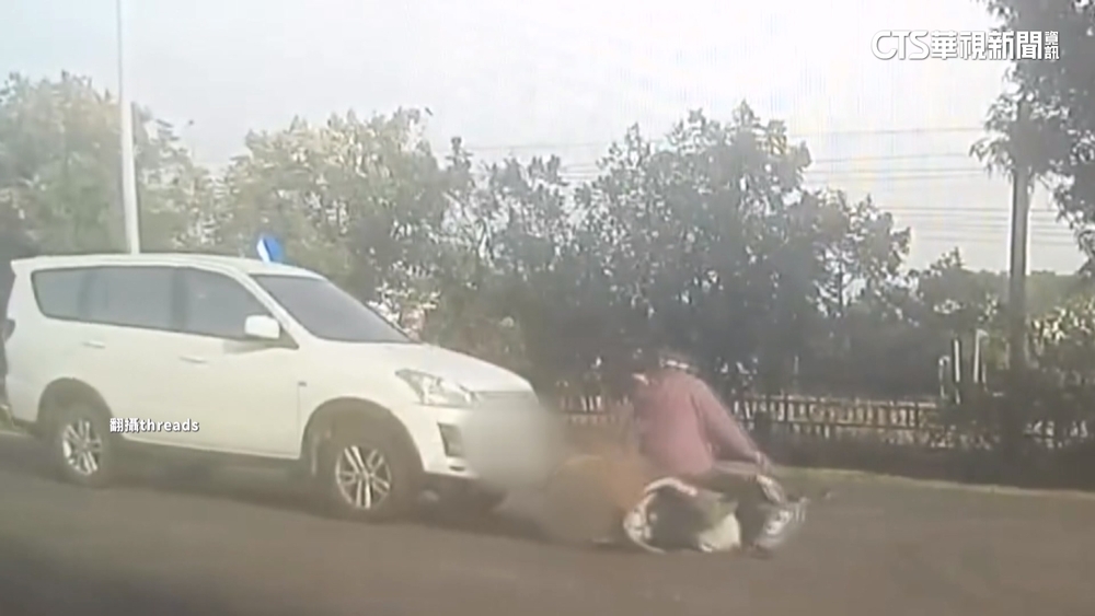恐怖！　71歲駕駛疑反應不及　撞倒機車「再將騎士前推」