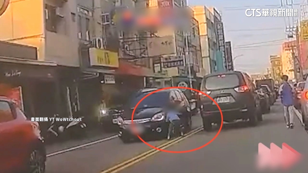 危險！　國小童跨雙黃線過馬路險遭撞　警：可罰家長