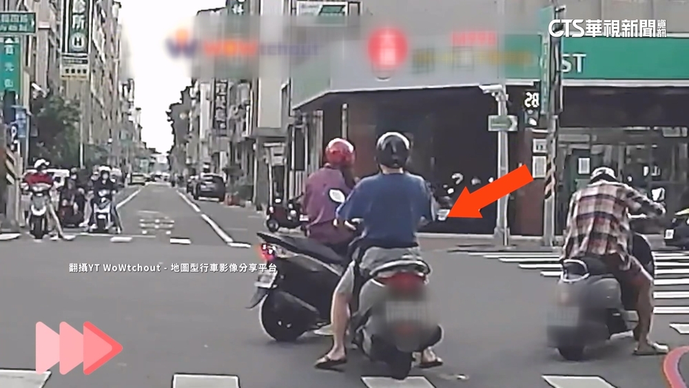 不滿待轉擋車！騎士街頭爆口角　「綠燈了還在吵」