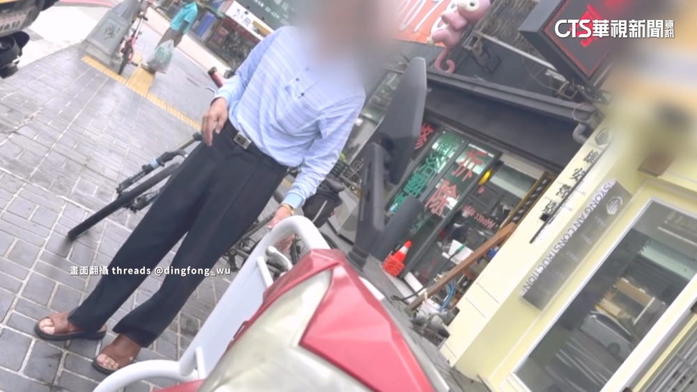 霸佔人行道！業者亂移他人機車擺拒馬　警：可依法開罰