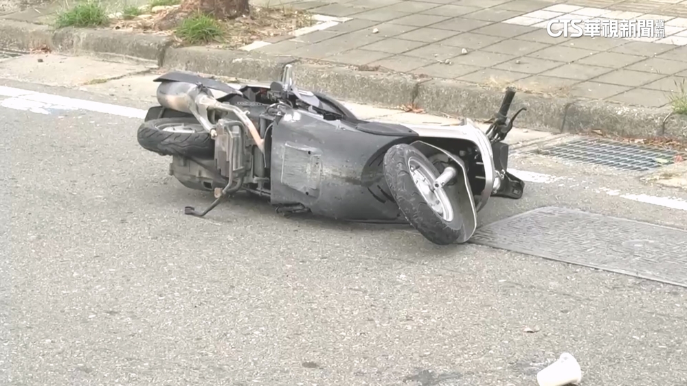 台中騎士突自撞路樹　當場失去呼吸心跳緊急送醫