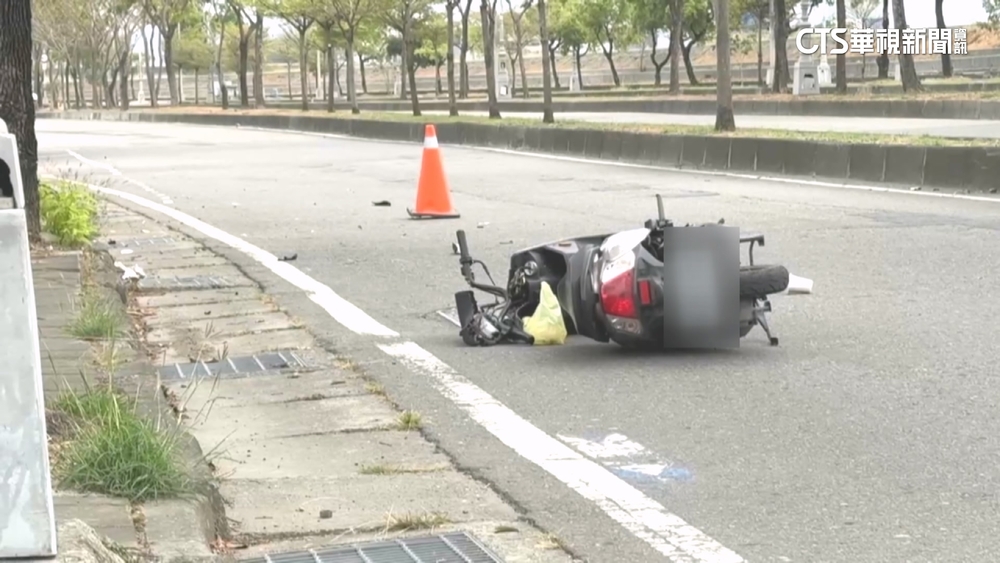 騎車上班過彎卻直衝路樹！　撞擊巨響　騎士傷重亡