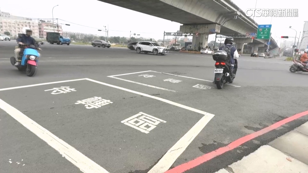 一路口兩待轉格？騎士困惑　新工處：註銷車格黑漆脫落
