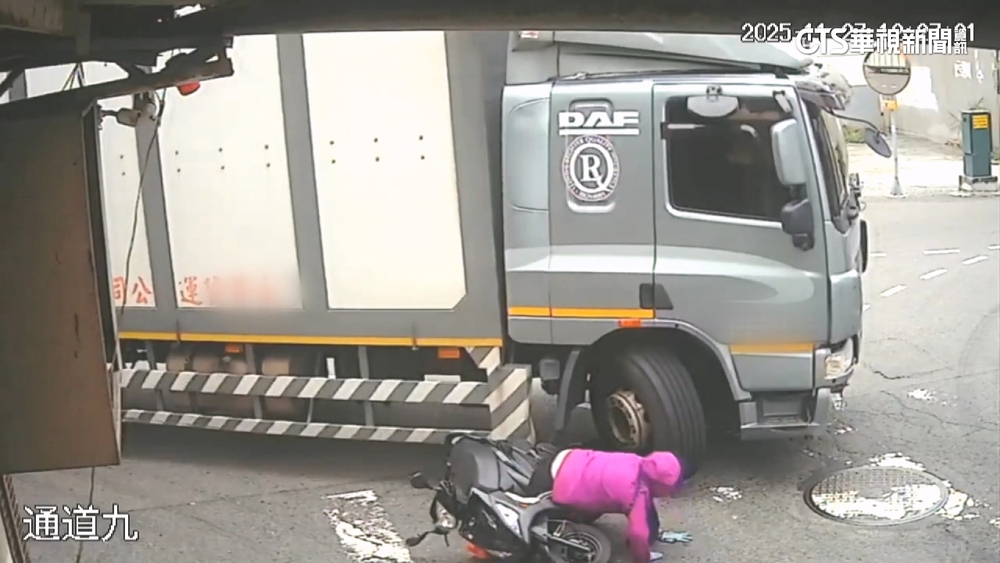 鹿港驚險車禍！　大貨車轉彎擦撞機車　騎士險捲車底