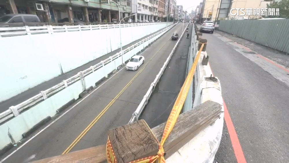 貨車撞破地下道護欄肇逃！　留滿地碎塊　騎士險摔