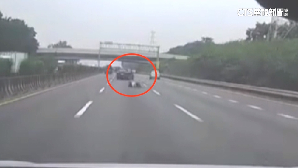 驚險！　國道行駛到一半「前車掉出人」　後車急煞停