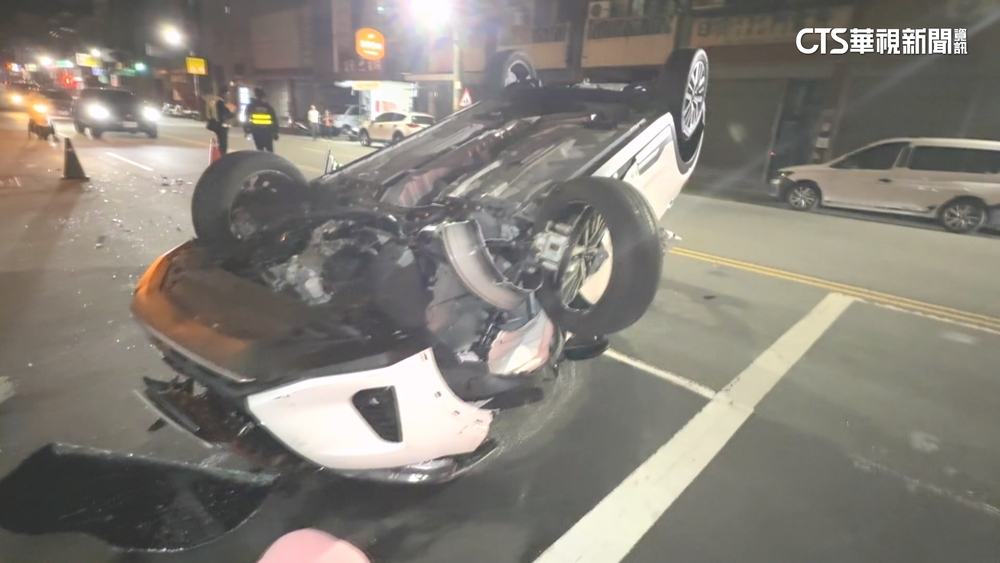 酒駕失控撞2車後「烏龜翻」　肇事女命大爬車外狂吐