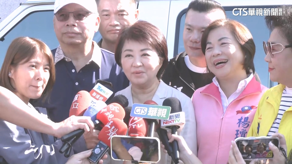 楊瓊瓔表態參選台中市長　盧秀燕牽手送祝福