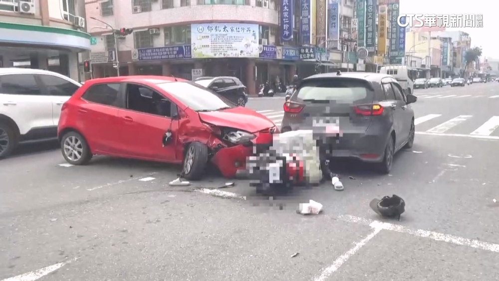 轎車「迴轉失控」連環撞！　3汽車.1機車遭殃
