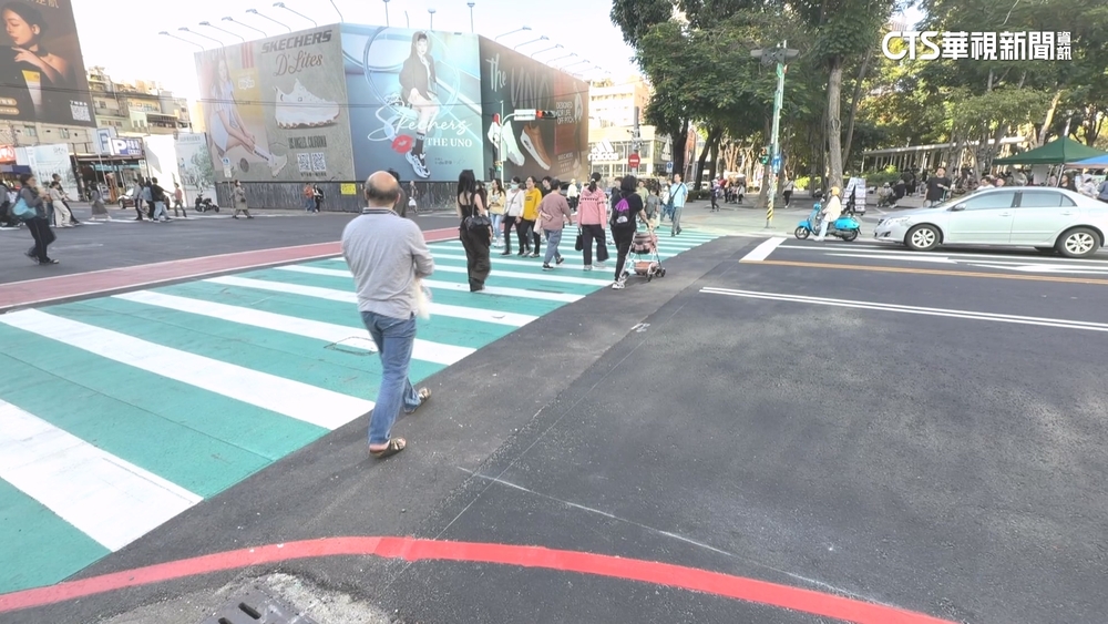 女綠燈過馬路「挨罰500元」　法制局：號誌閃爍禁穿越