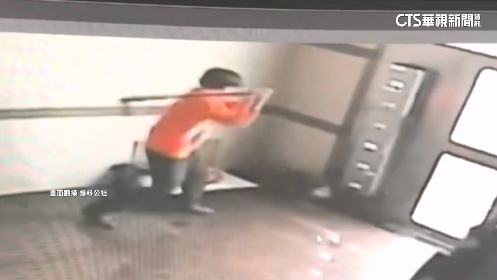 被吠心生不滿！　男送貨完狂揮金屬工具.猛打狗8下