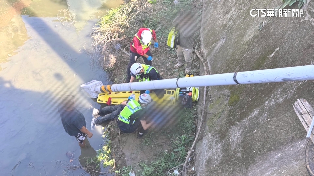 女開車偏移撞斷燈桿　倒楣夫妻遭撞跌落溝渠