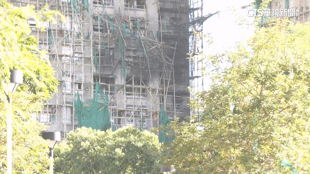 香港大火展開現場調查　600名港警協助辨認死者身分