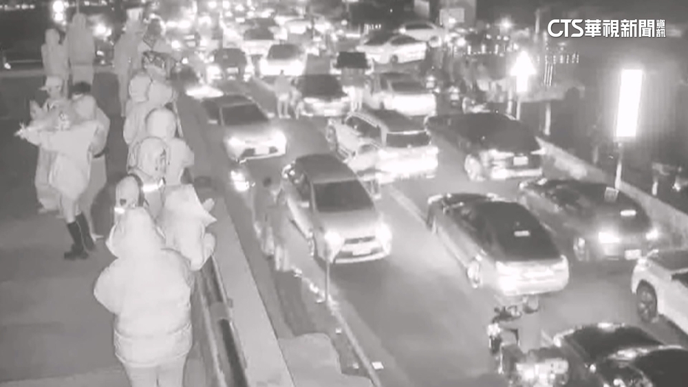 民眾衝武嶺塞爆！警車卡車陣狂鳴笛　2小時開45罰單