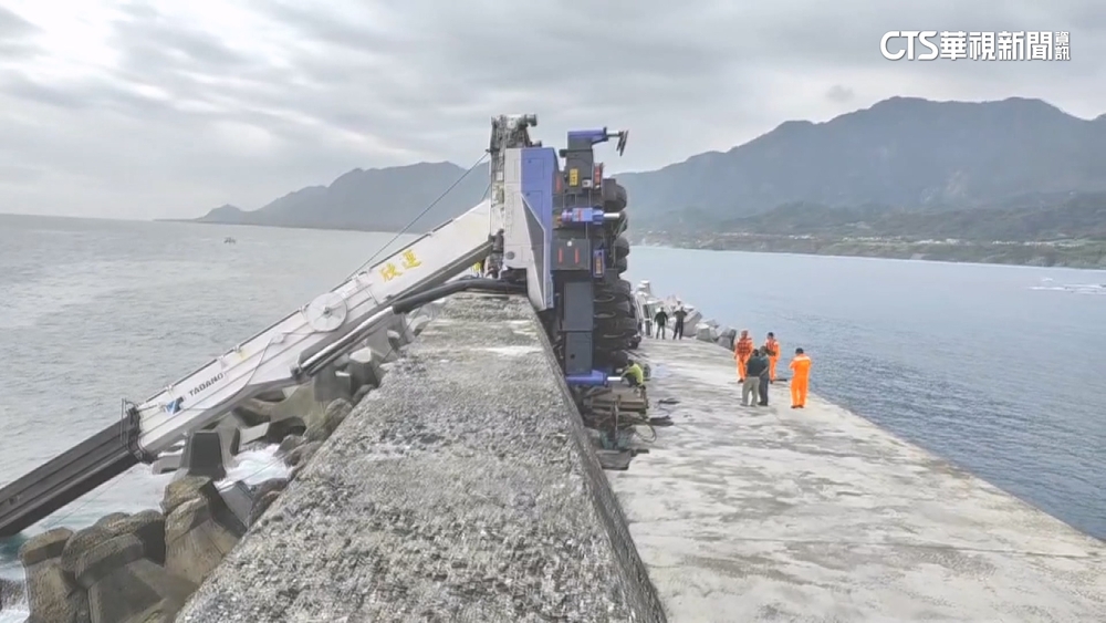 翻覆瞬間曝！　台東成功漁港吊車翻覆1死1傷