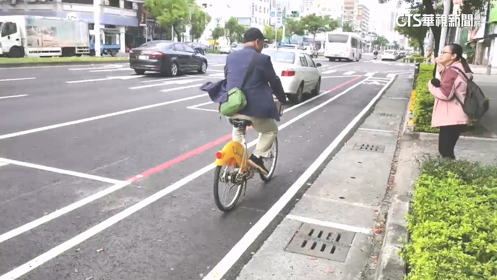 高雄「保護型自行車道」違停嚴重　交通局：增設交通桿