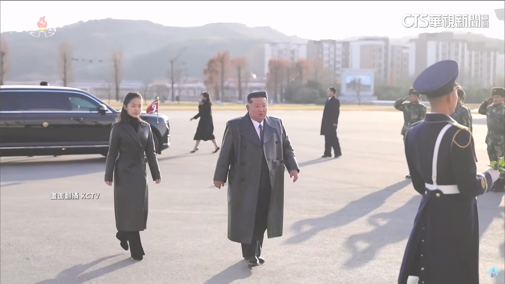 北韓慶空軍成立80週年　金正恩.金主愛穿皮衣現身