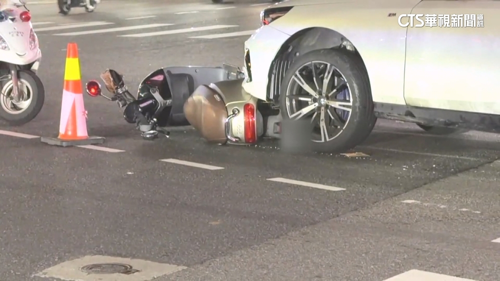 新竹市區連環車禍！汽車撞4機車　機車乘客一度捲車底