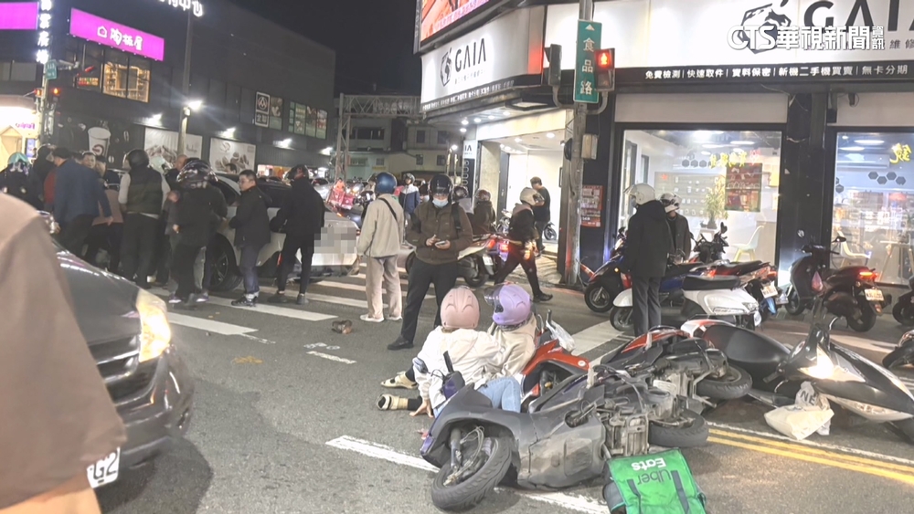 新竹下班時間嚴重車禍！　4機車遭撞如「保齡球瓶」倒