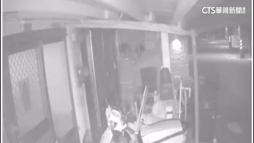 嘉義男全副武裝持棍棒砸住家大門　住戶驚恐報警