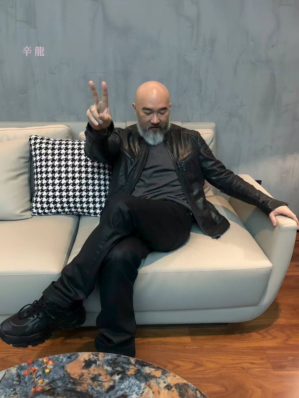 喪妻5年宣告重返舞台！　辛龍比YA喊：好久不見