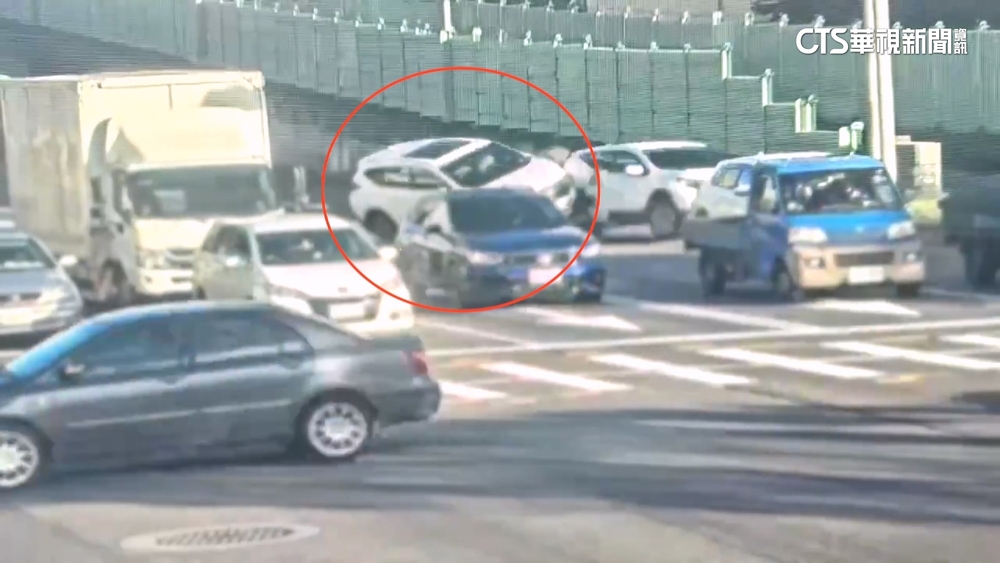 百齡橋引道前翻車！2人受傷　交通一度壅塞