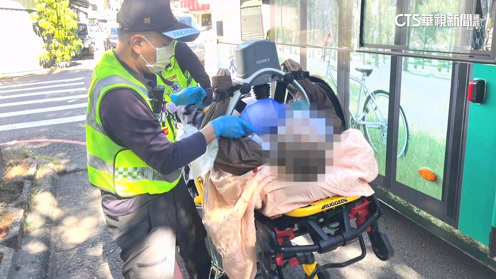 公車靠站剎停　84歲長者疑「高低差」摔倒命危