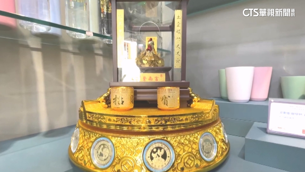 當真雞養！放錢幣.飲用水供養金雞　廟方：才有體力咬錢
