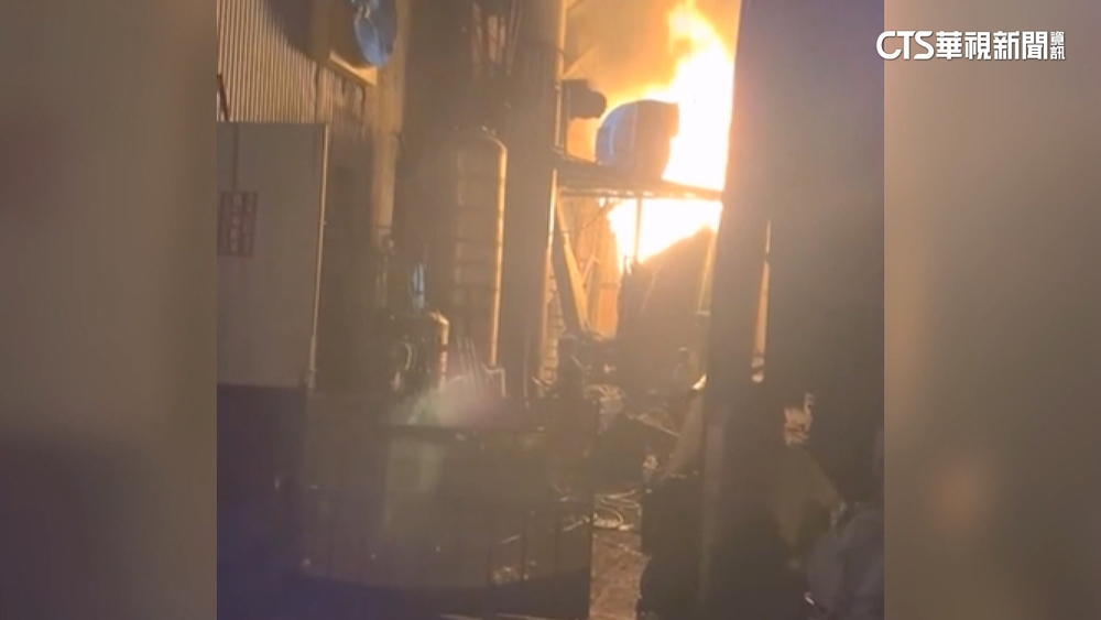 高雄食品加工廠竄火　移工救火遭濃煙「燻一身黑」