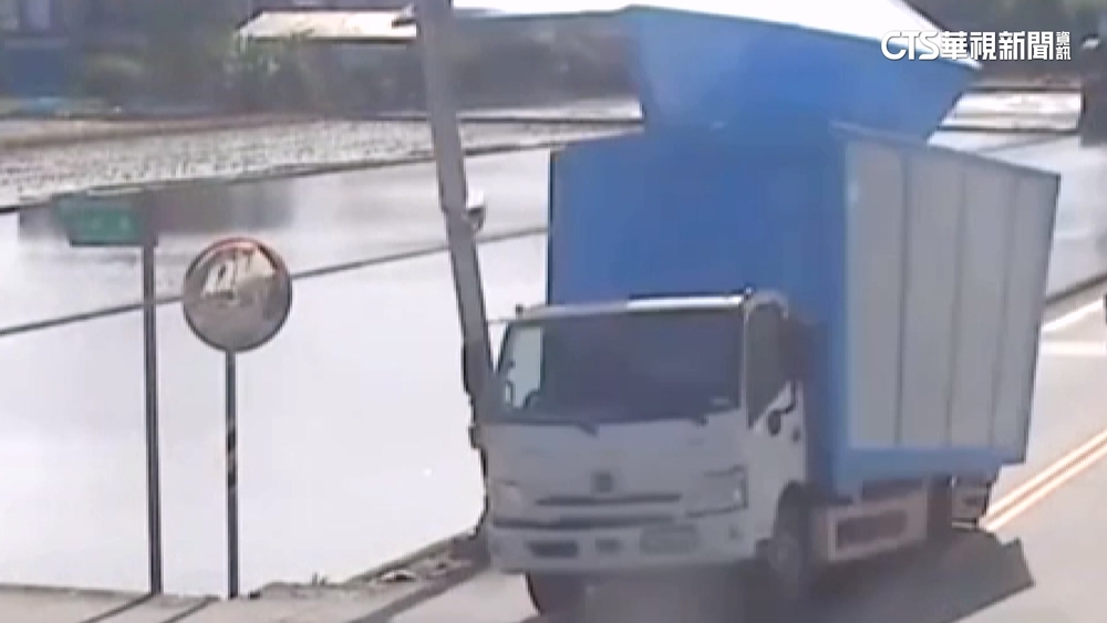貨車卸貨門沒關！撞斷紅綠燈桿　電線散落滿地