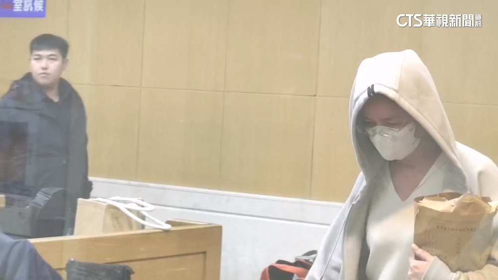 聖石「黃金買賣」疑違銀行法　女董座訊後500萬交保