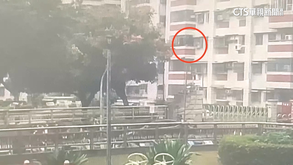 驚險！警打詐破門.嫌爬陽台掛外牆　跳樓逃逸仍遭逮