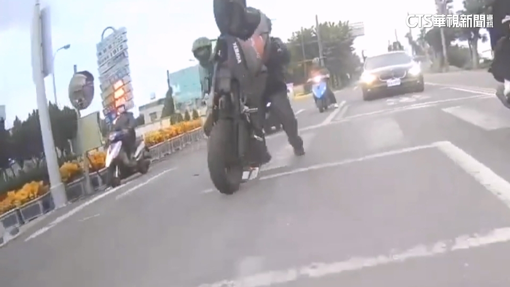 機車綠燈起步突「翹孤輪」　騎士連人帶車衝出